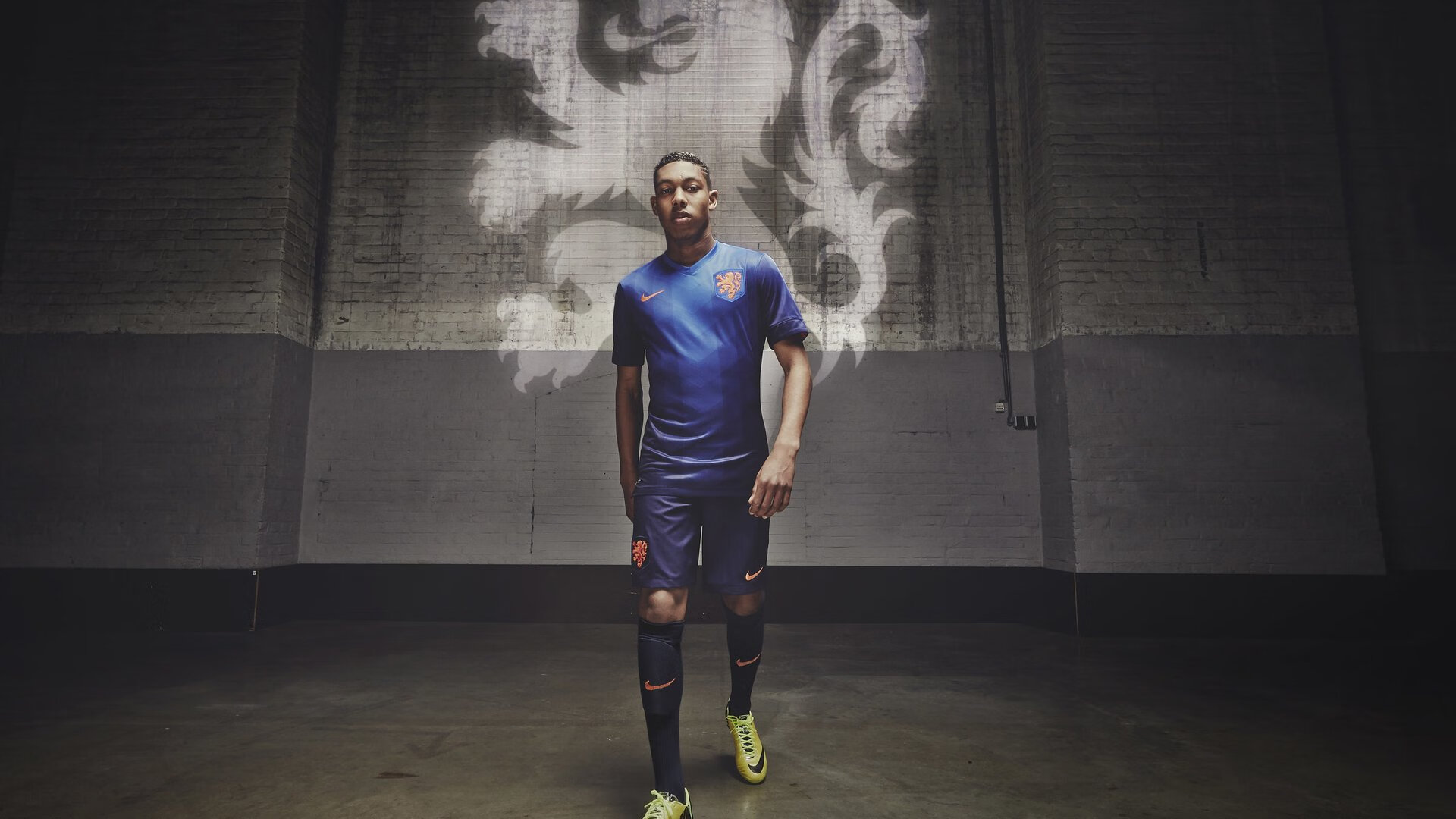 kering.com-青年极限攀爬赛，登顶山峰的勇气考验，极限攀爬第一人坠亡